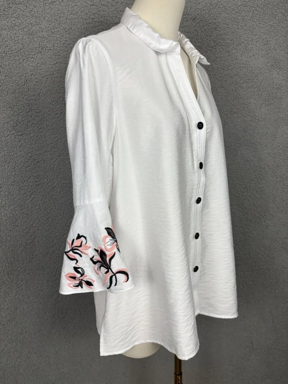 Multiples White Button-Up Blouse W/ Embroidered Floral Sleeves Size PM NWT's - Picture 3 of 8